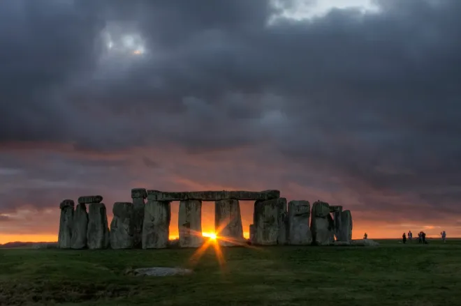 Zachód słońca w Stonehenge w czasie przesilenia zimowego.
